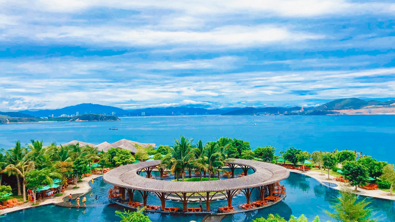 Nghỉ ngơi, vui chơi bên hồ bơi vô cực siêu thích