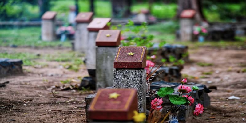 Thuê nhân viên dẫn tour để được nghe những câu chuyện lịch sử bi tráng