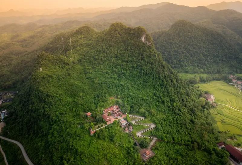 Ngôi chùa nằm ở sườn núi phía Nam núi Phật Tích