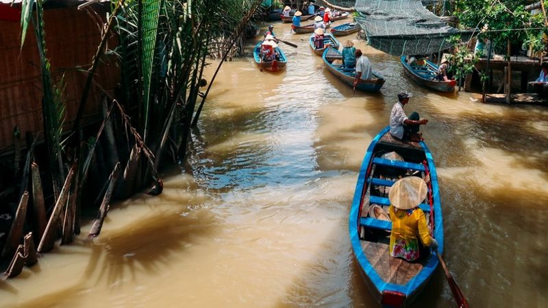 Ngồi thuyền ba lá xuôi con sông ngắm cảnh