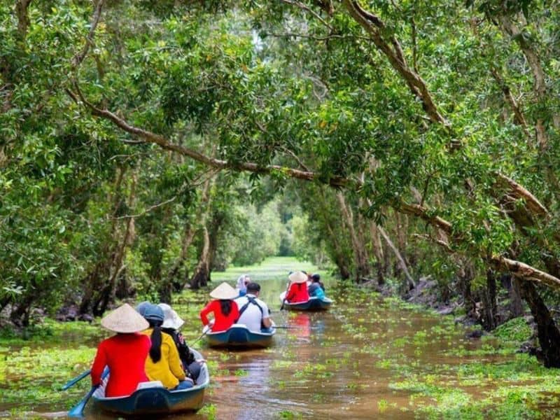 Ngồi thuyền là dịch vụ được ưa thích nhất tại đây