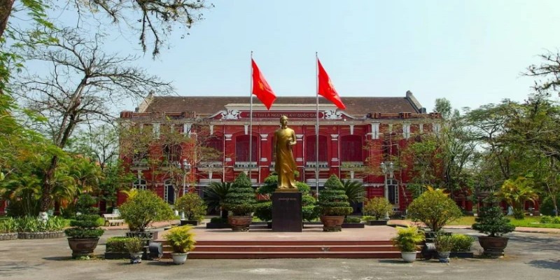 Ngôi trường trải qua nhiều thập kỷ