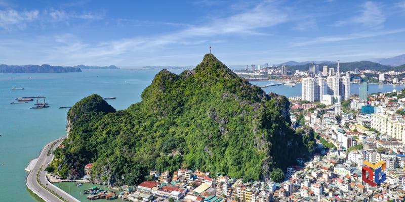 Ngọn núi nằm ngay trung tâm thành phố Hạ Long