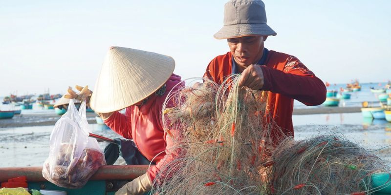 Ngư dân đánh bắt cá, tái hiện nét mộc mạc của Vịnh Xuân Đài