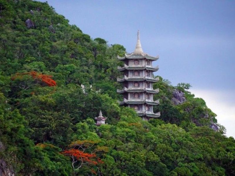 Tháp Xá Lợi linh thiêng với ngọc xá lợi Đức Phật thờ tại tầng 7