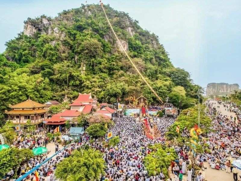 Ngọn Kim Sơn với chùa Quán Thế Âm nổi tiếng