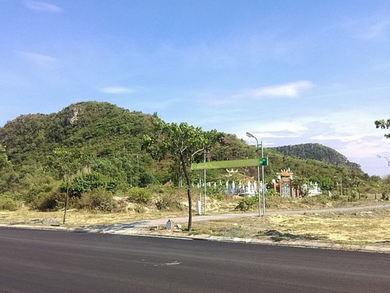 Ngọn Thổ Sơn cổ kính tại khu danh thắng