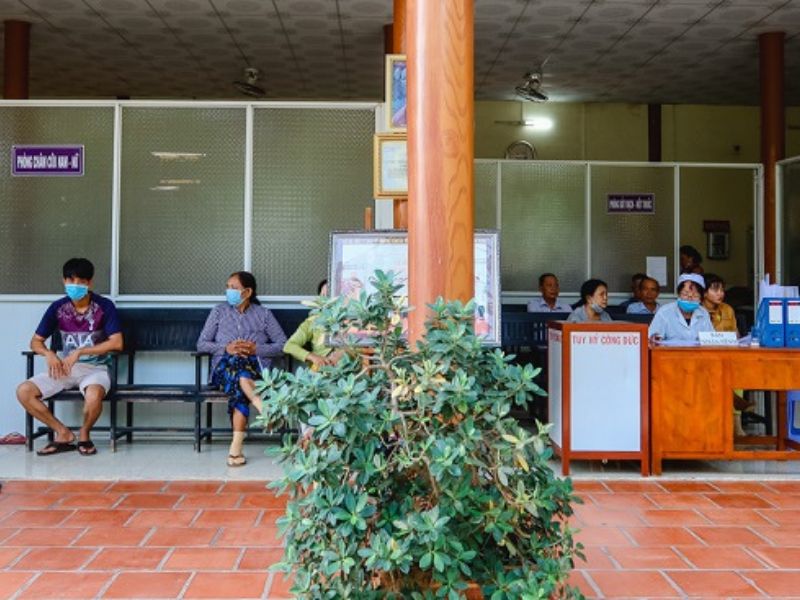 Người dân đến chữa bệnh đông đúc