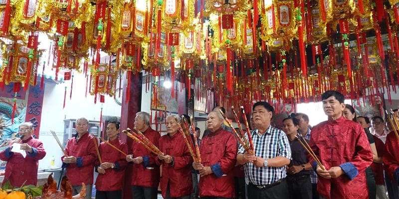 Người dân và du khách tham gia đấu giá đèn lồng để cầu bình an, may mắn