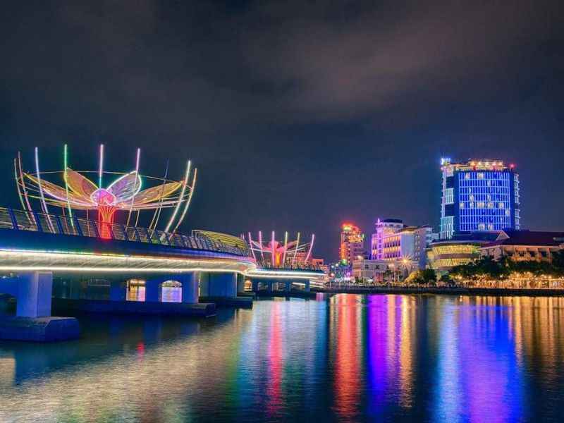 Đi bộ ở bến Ninh Kiều thưởng thức cảnh đẹp về đêm