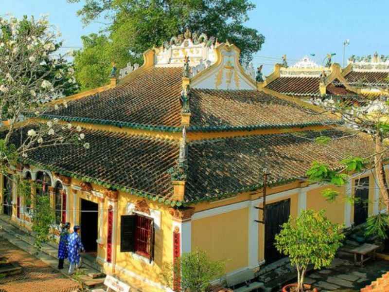 Tham quan và thắp hương ở đình Bình Thủy