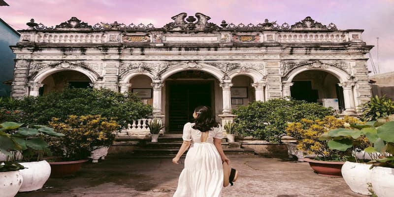 Khung cảnh xung quanh nhà cổ làm ngây ngất lòng người