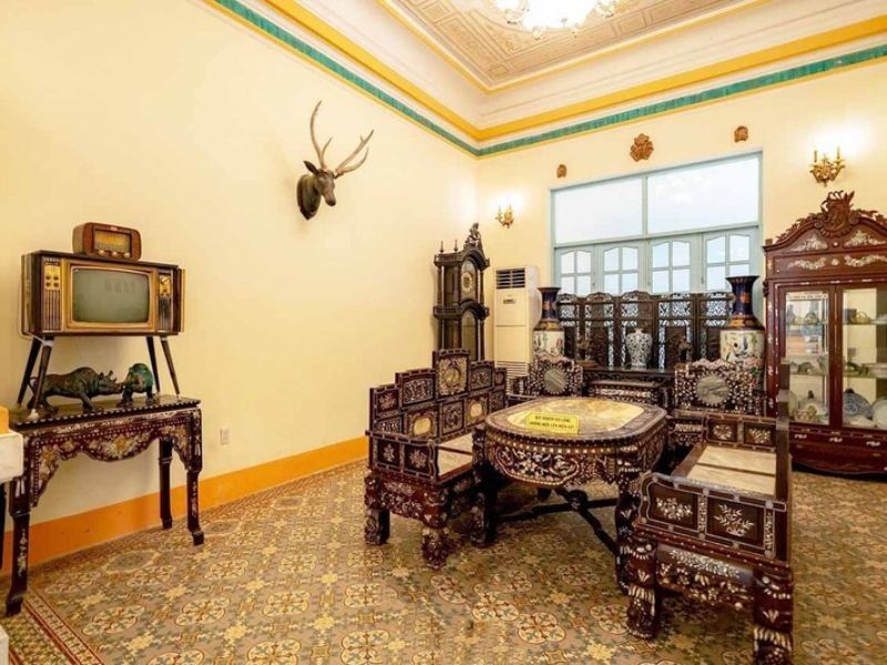 Không gian sảnh sang trọng của dinh thự