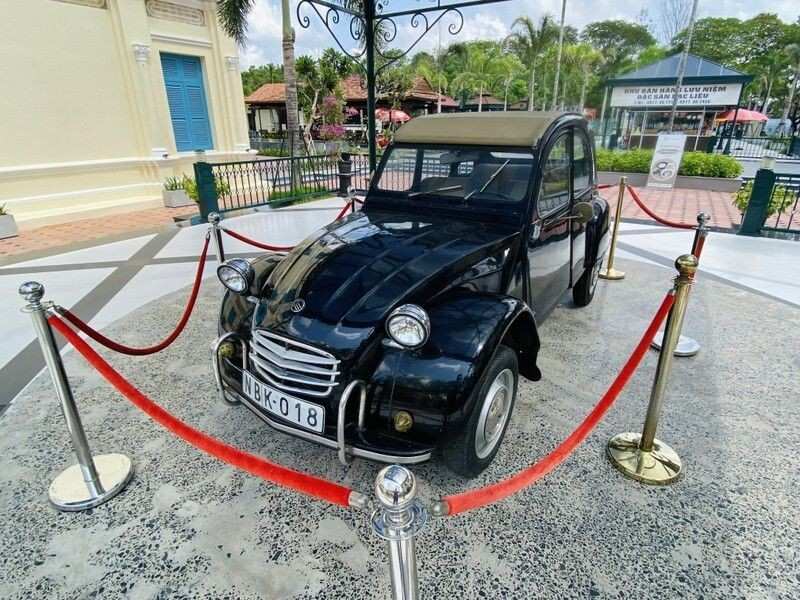 Chiếc xe hơi cổ của cậu Ba Huy được gìn giữ đến hiện tại