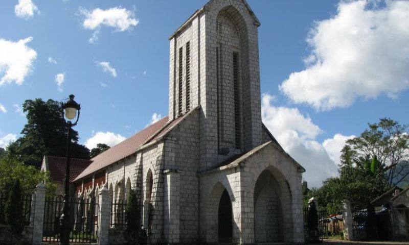 Nhà thờ đá là địa danh tham quan nổi tiếng tại thị trấn Sapa