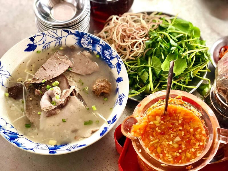 Cháo lòng gần cầu Ngân Sơn được nhiều người dân địa phương yêu thích