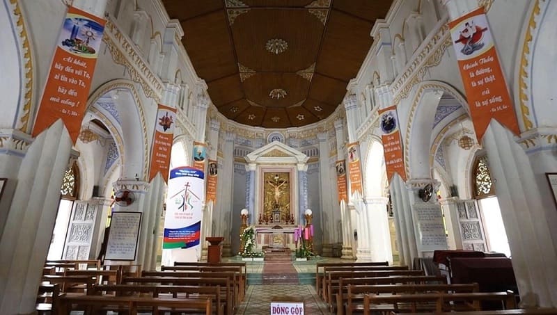 Không gian yên tĩnh trong nhà thờ Mằng Lăng