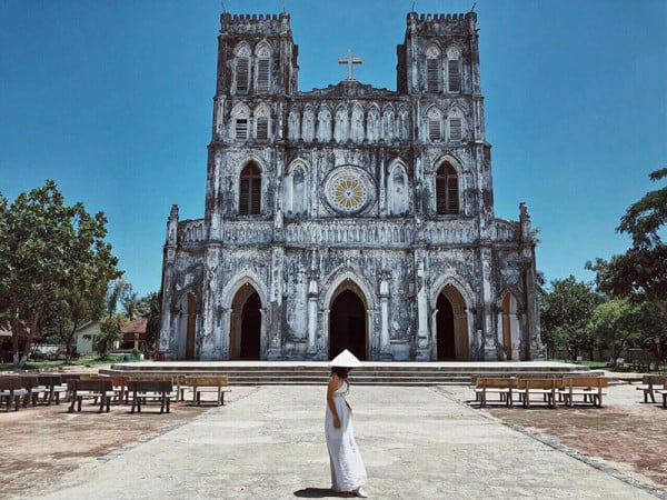 Nhà thờ Mằng Lăng có nhiều góc check in đắt giá