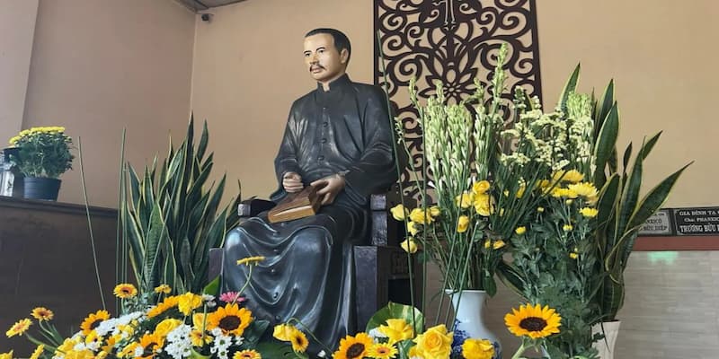 Di chuyển tới nhà thờ một cách nhanh chóng bằng xe máy