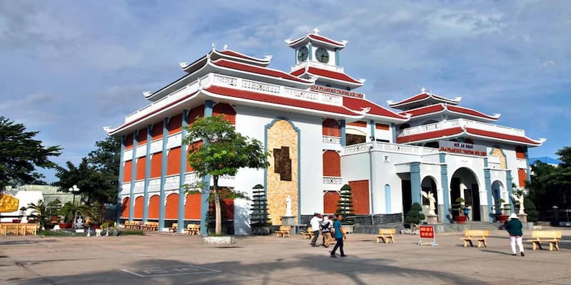 Nhà thờ thu hút khách tham quan bởi những phép lạ