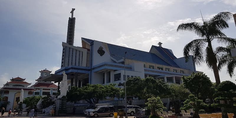 Du khách có thể tới nhà thờ bất cứ ngày nào trong tuần