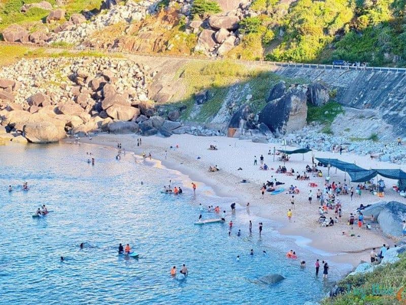 Nhiều du khách đã trải nghiệm tắm biển tại đây