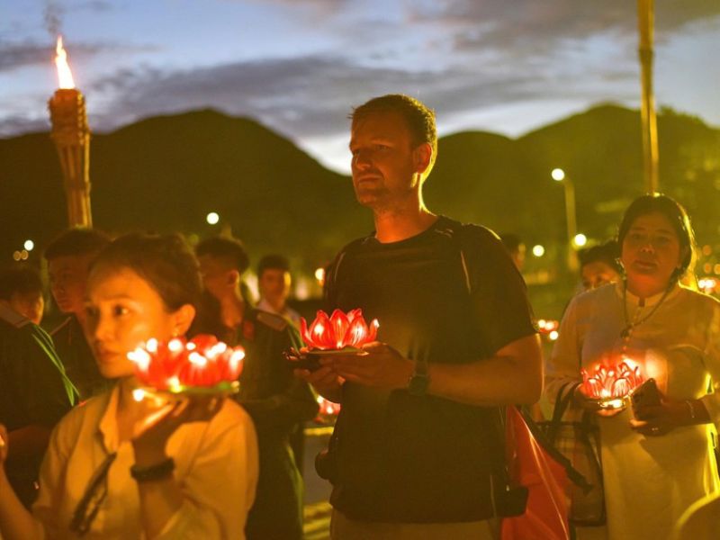 Nhiều du khách đến tri ân anh hùng liệt sĩ