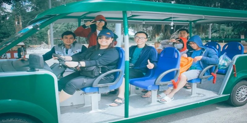 Nhiều du khách ưa chuộng đi xe điện