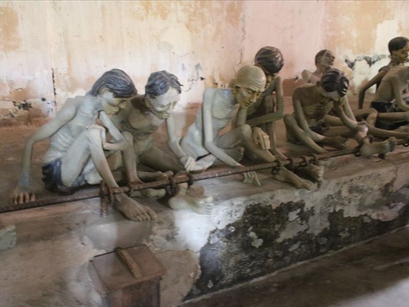 Nhiều hình thức tra tấn tàn bạo được giặc sử dụng