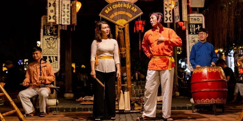 Nhiều hoạt động nghệ thuật diễn ra mỗi đêm tại quảng trường Sông Hoài