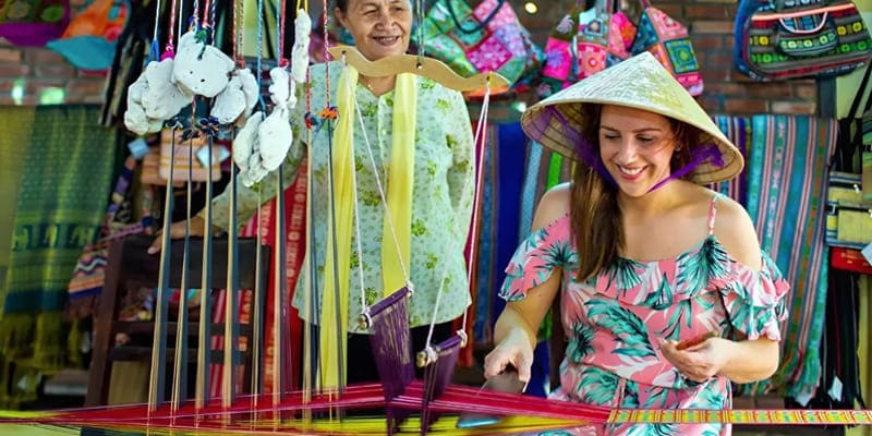 Nhiều nghề truyền thống ở thế kỷ 20 vẫn được lưu giữ cho đến hiện nay