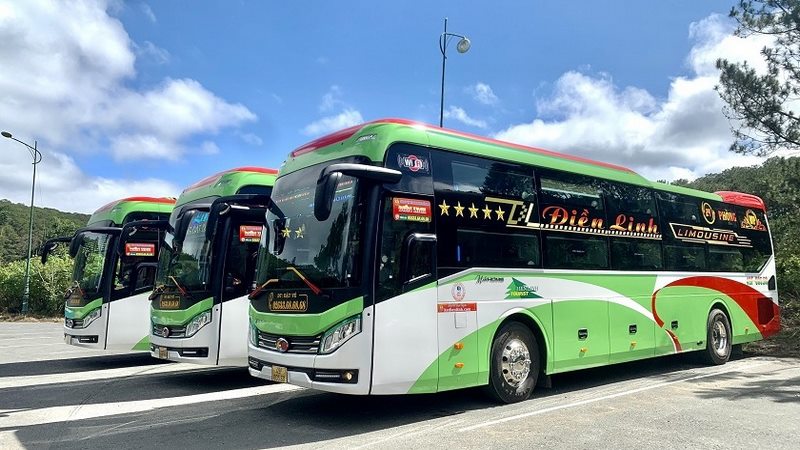 Nhiều phương tiện di chuyển tới chợ Quảng Ngãi