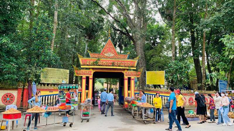 Có nhiều thời gian hợp lý tới tham quan Chùa Rơi