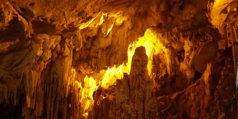 Nhũ đá hình Phật và ruộng bậc thang giữa núi rừng