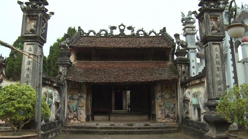 Những câu đối nổi tiếng được khắc ghi tại 2 cột cổng đền