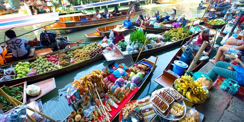 Những chiếc thuyền đầy ắp hàng hóa tạo nên bức tranh sống động