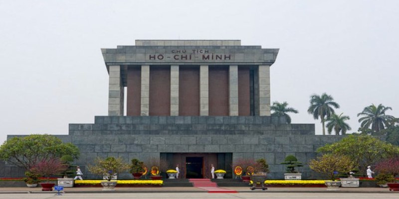 Ghé Lăng Chủ tịch Hồ Chí Minh xem lễ thượng cờ