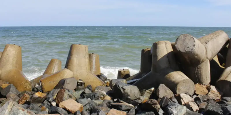 Những mỏm đá kỳ lạ tạo nên điểm nhấn độc đáo giữ biển xanh