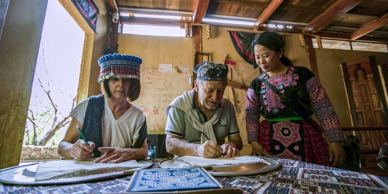 Nơi du khách thưởng thức đặc sản và mua đồ thổ cẩm tinh xảo