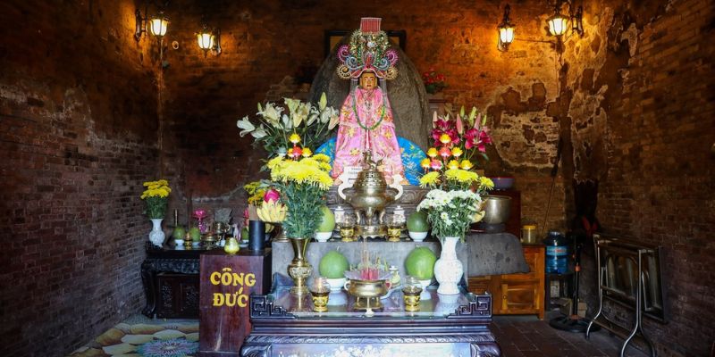 Bàn thờ Nữ thần Thiên Y A Na bên trong không gian linh thiêng