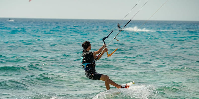 Nước trong, nắng đẹp lý tưởng để tắm và chơi lướt sóng