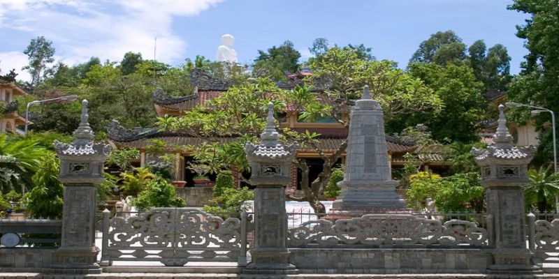 Phần cổng chùa được xây dựng công phu