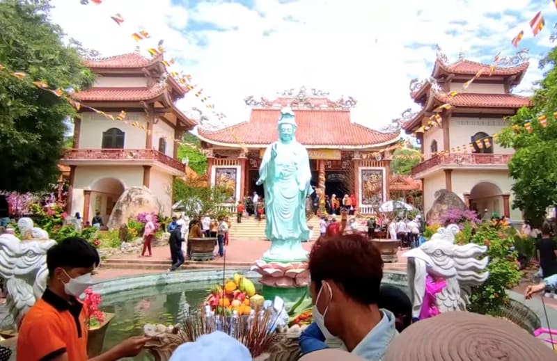 Phật tử dâng hương lễ chùa, cầu bình an