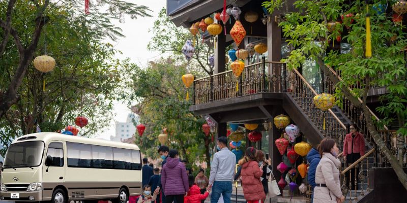 Di chuyển bằng xe khách để đến phố cổ