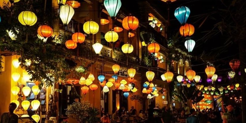 Phố đèn lồng lung linh lúc về đêm