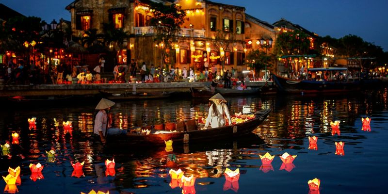 Du khách có thể tham gia thả đèn hoa đăng cầu bình an