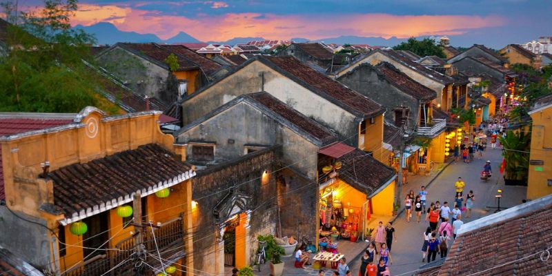 Các ngôi nhà cổ lâu đời trong khu phố Hội