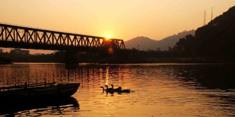 Phong cảnh xung quanh cầu Hàm Rồng mang đến một bức tranh đầy sống động