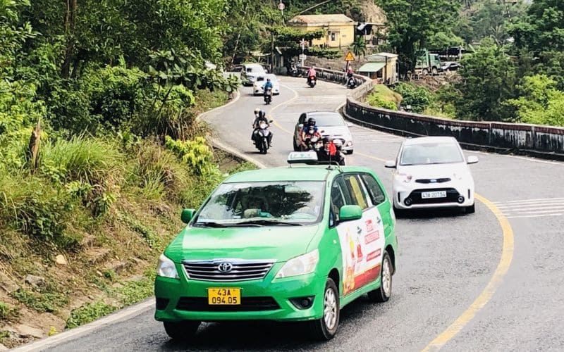 Du khách có thể lựa chọn nhiều phương tiện tham quan