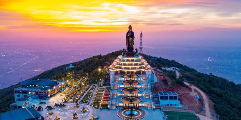 Quang cảnh chùa nằm trên sườn núi Bà Đen